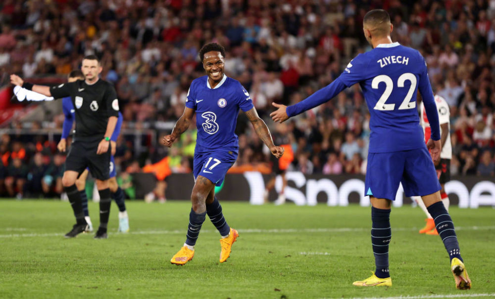 詹姆斯关键时刻连拿10分创赛季新高，头戴皇冠引球迷欢呼模仿